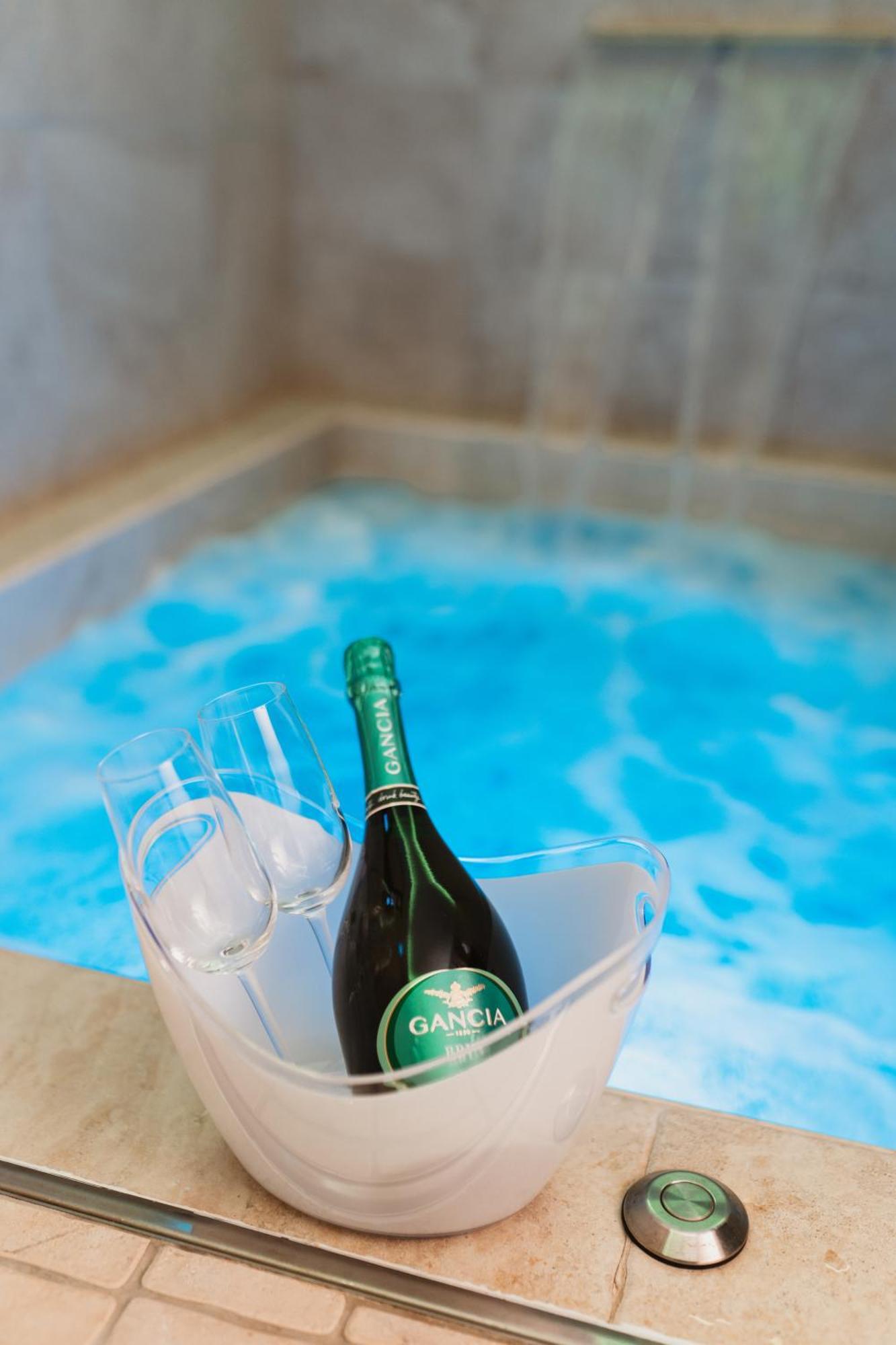 Luxuite Spa Con Piscina E Jacuzzi Альберобелло Экстерьер фото